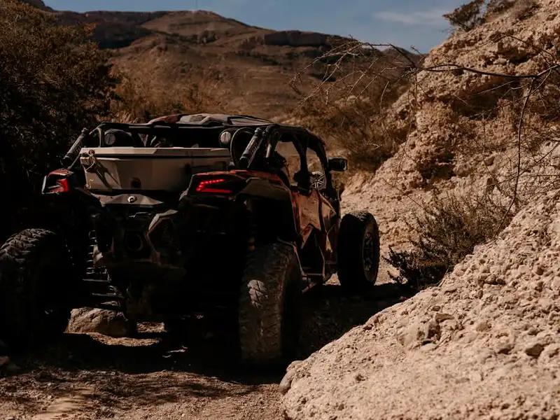 Ruta extrema entre montañas